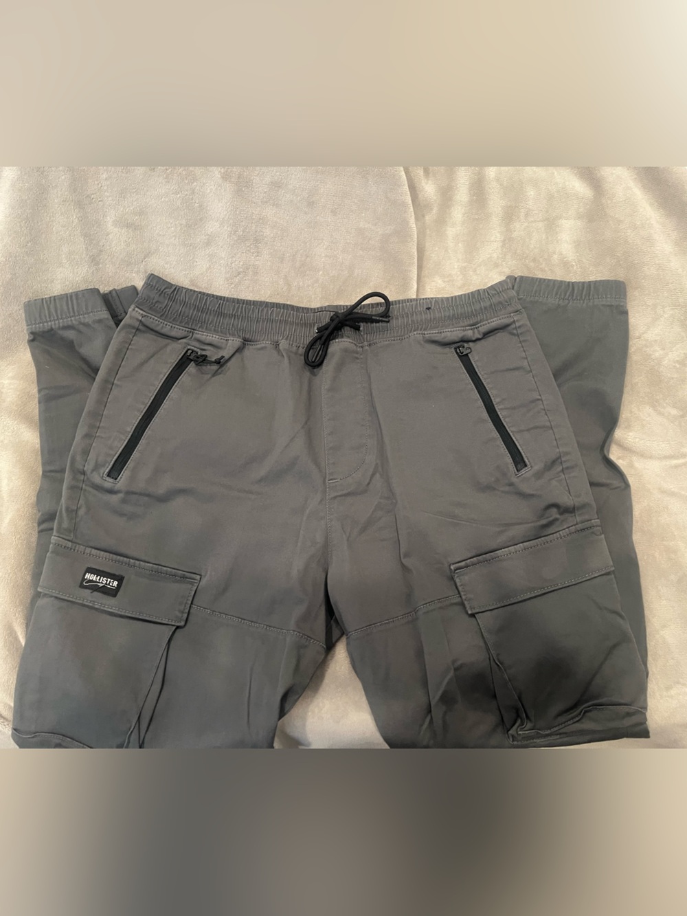 Hollister Men's Gray Cargo Jogger Pants with Zip Pockets
